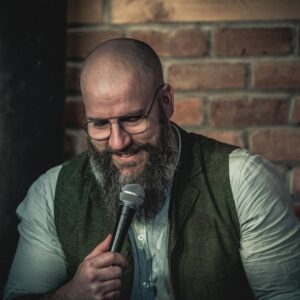 Sébastien Ouellet humoriste avec son micro