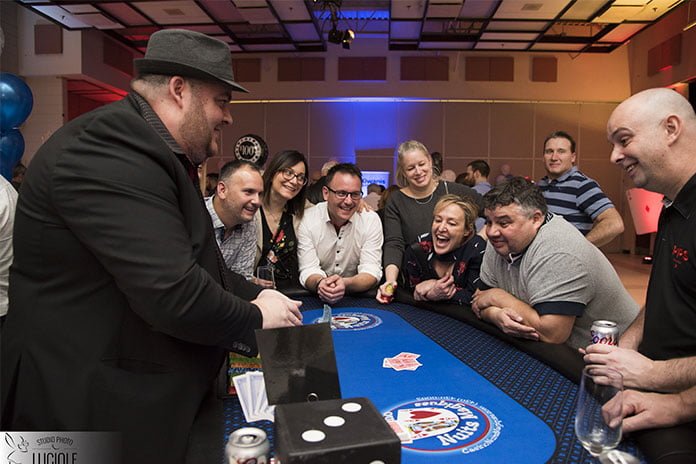 gens s'amusant autour d'une table de poker