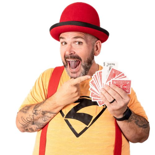 clownus maximus avec un paquet de cartes