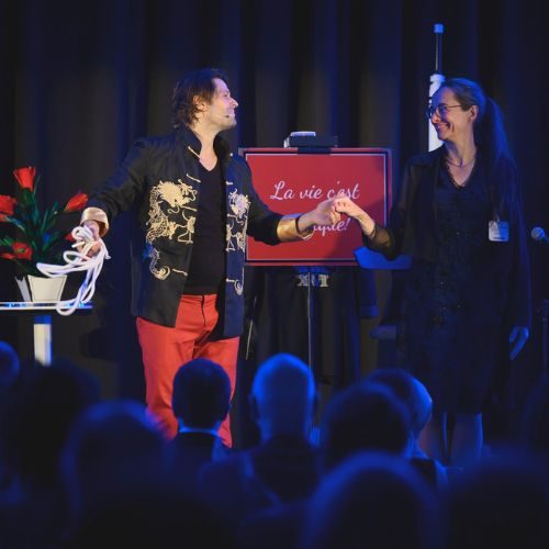 Sébastien Louis-XVI - Magicien mentaliste spectacle sur scène avec un spectateur