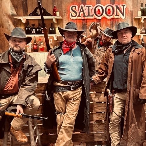 soirée thématique western personnages dans le saloon